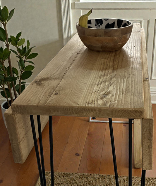 Table à manger sur mesure en bois recyclé avec abattants et pieds épingles